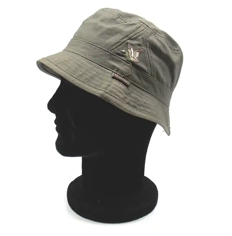 Cappello idrorepellente con anatra ricamata