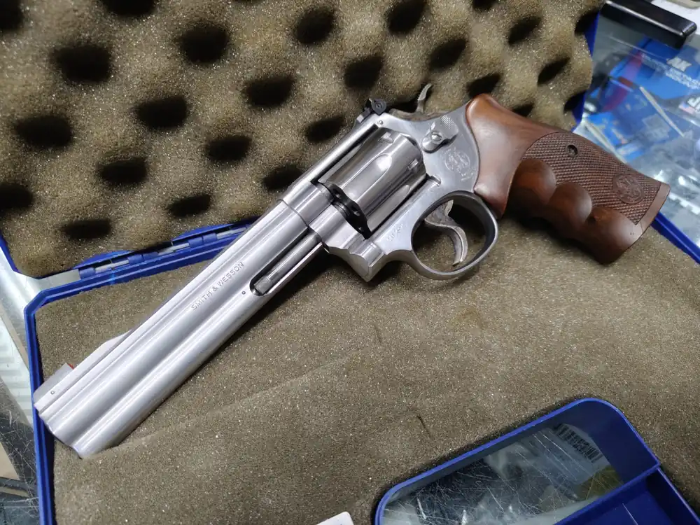 Smith&Wesson revolver mod. 617-1 canna 6" cal. 22LR